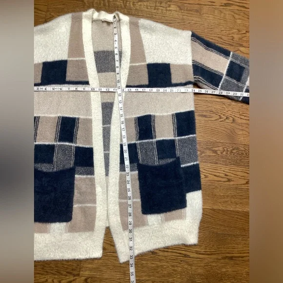 Hem & Thread Eyelash Cardigan Navy and tan plaid Checkered Motif Size Large - Picture 7 of 12